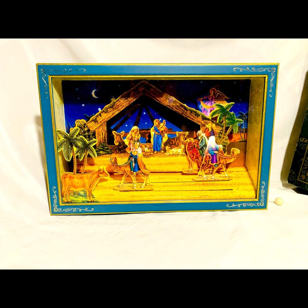 Unique Vtg Musical moving Shadow Box Nativity scene